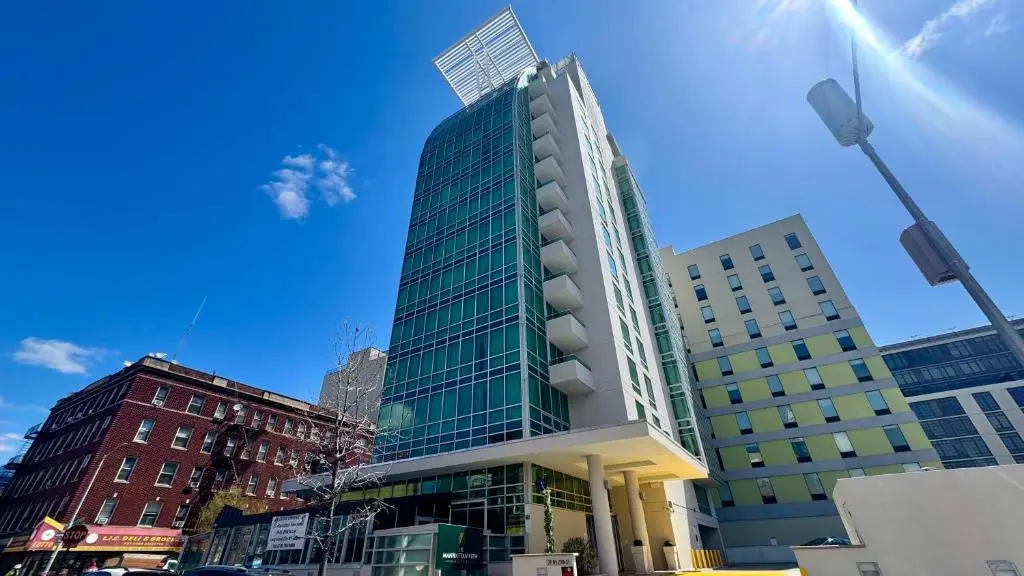 Luxury car and limo service to Holiday Inn Manhattan View Hotel New York