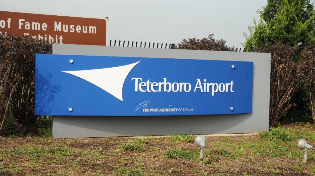 Teterboro Airport car service with luxury limo and black car transportation in New York City